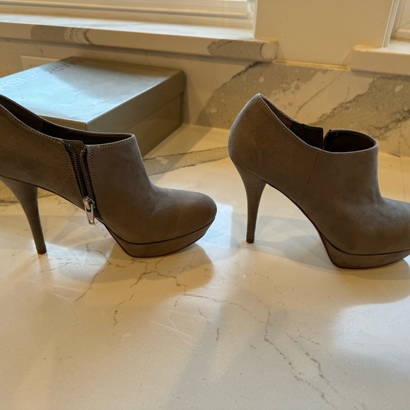 Marc Fisher gray suede platform bootie heels. Size 6. Great condition! - Picture 5 of 5